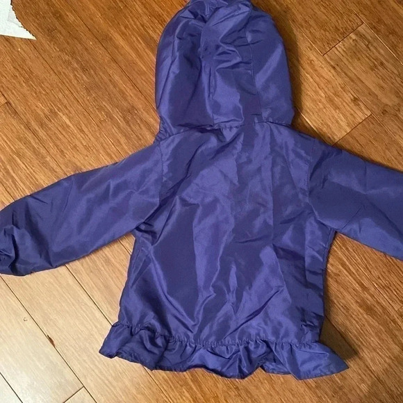 OshKosh B’gosh 4T purple rain coat - great condition - 2 front pockets - Picture 6 of 7
